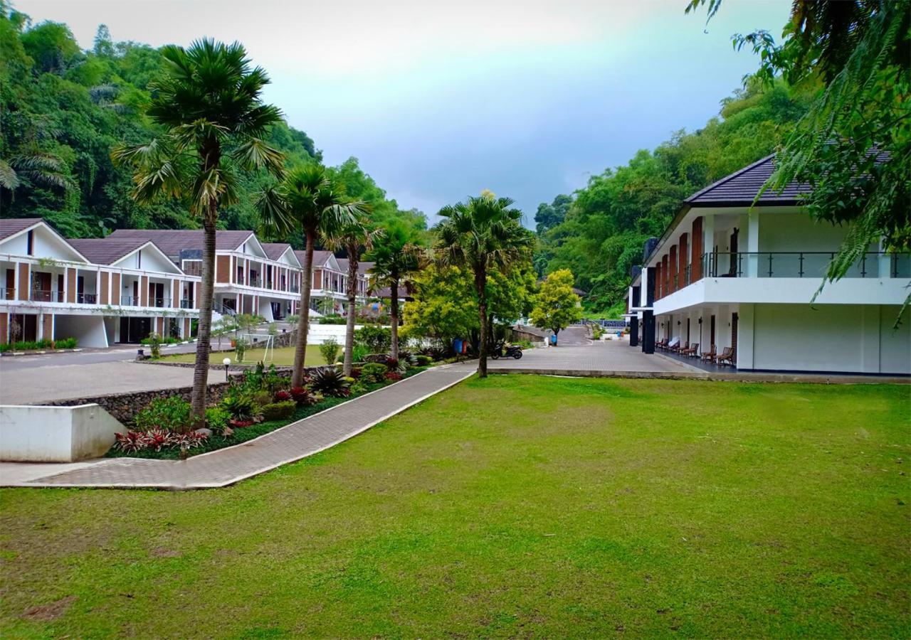 Zuri Resort Cipanas Puncak Exteriör bild